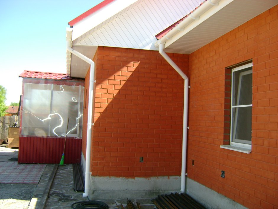 Водоотвод дома на фасаде