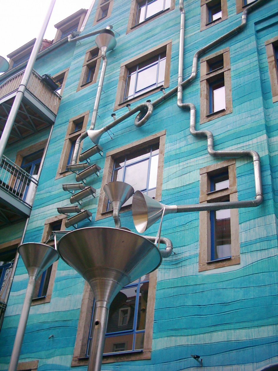 Водосточные трубы на фасаде дома