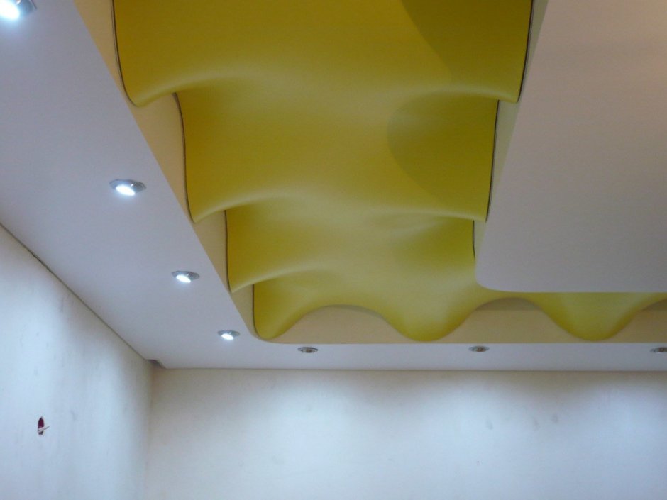 Волнообразный натяжной потолок