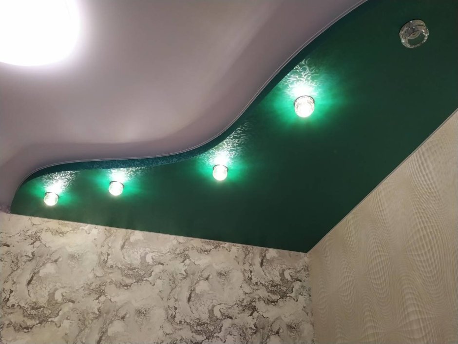 Криволинейные натяжные потолки с подсветкой