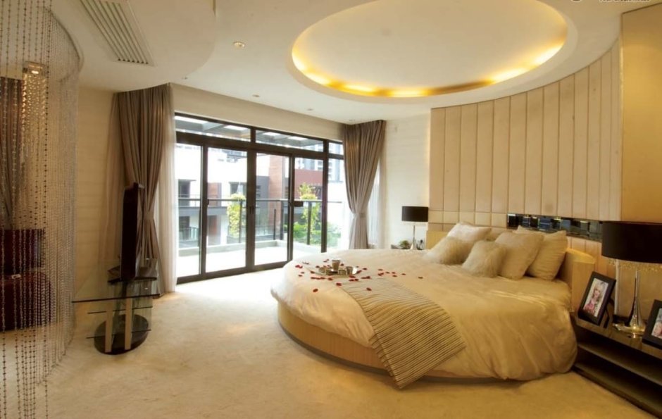 Спальня с круглой кроватью и панорамные окна