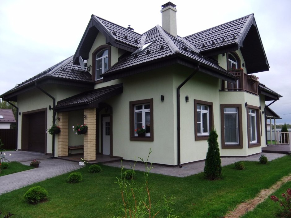 Фасад с коричневой крышей (46 фото)