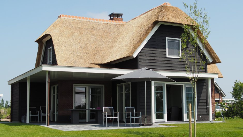 Черный дом с коричневой крышей