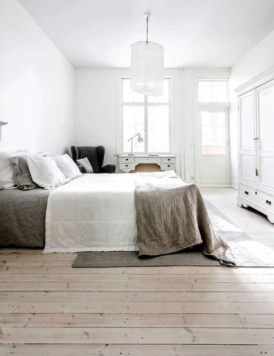 Спальня с деревянным полом