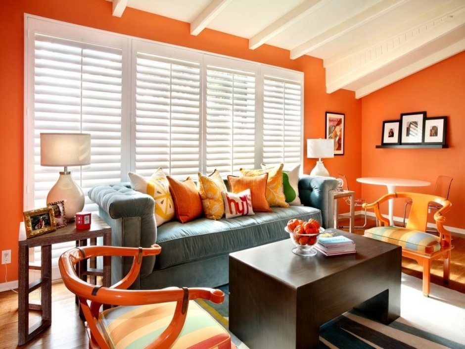 Оранжевые стены в интерьере гостиной