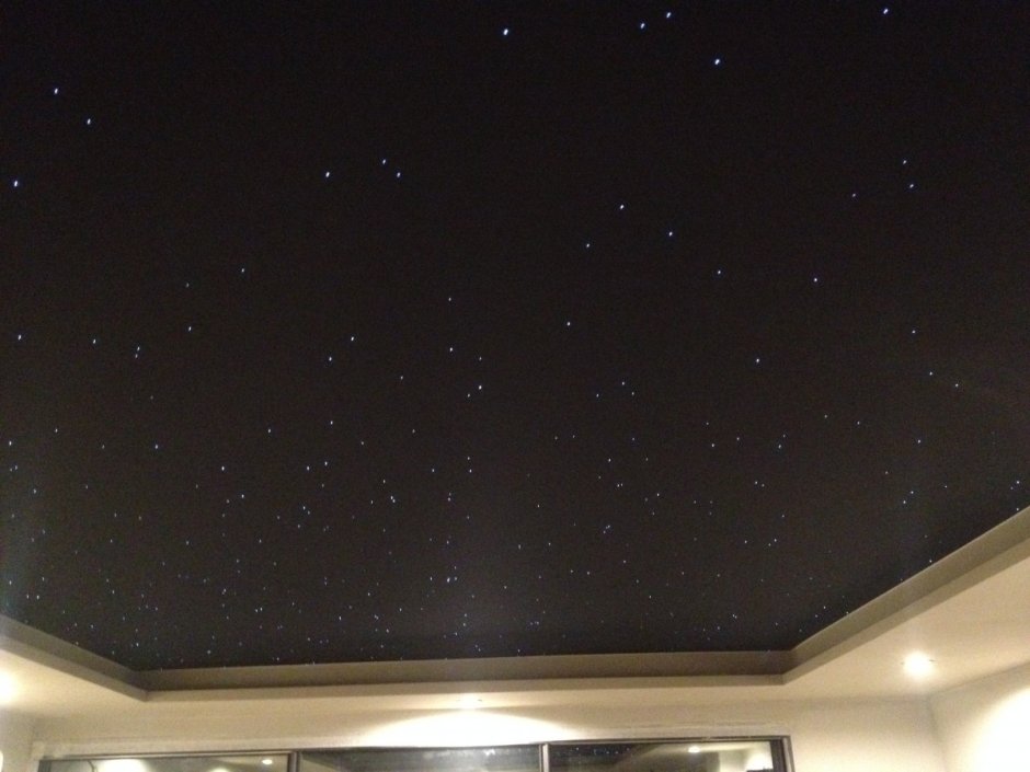 Черный глянцевый потолок со звездным небом