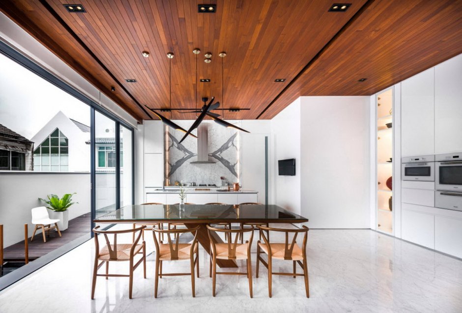 Интерьер кухня белая потолок дерево рейка
