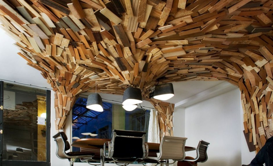 Оригинальный потолок из дерева