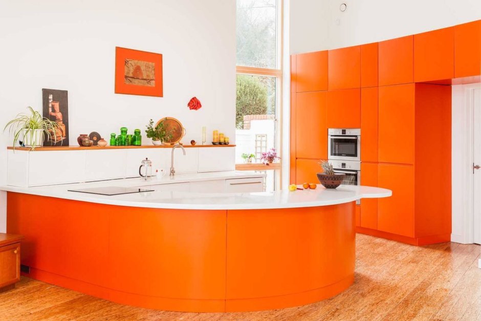 Оранжевая мебель на кухне в скандинавском стиле