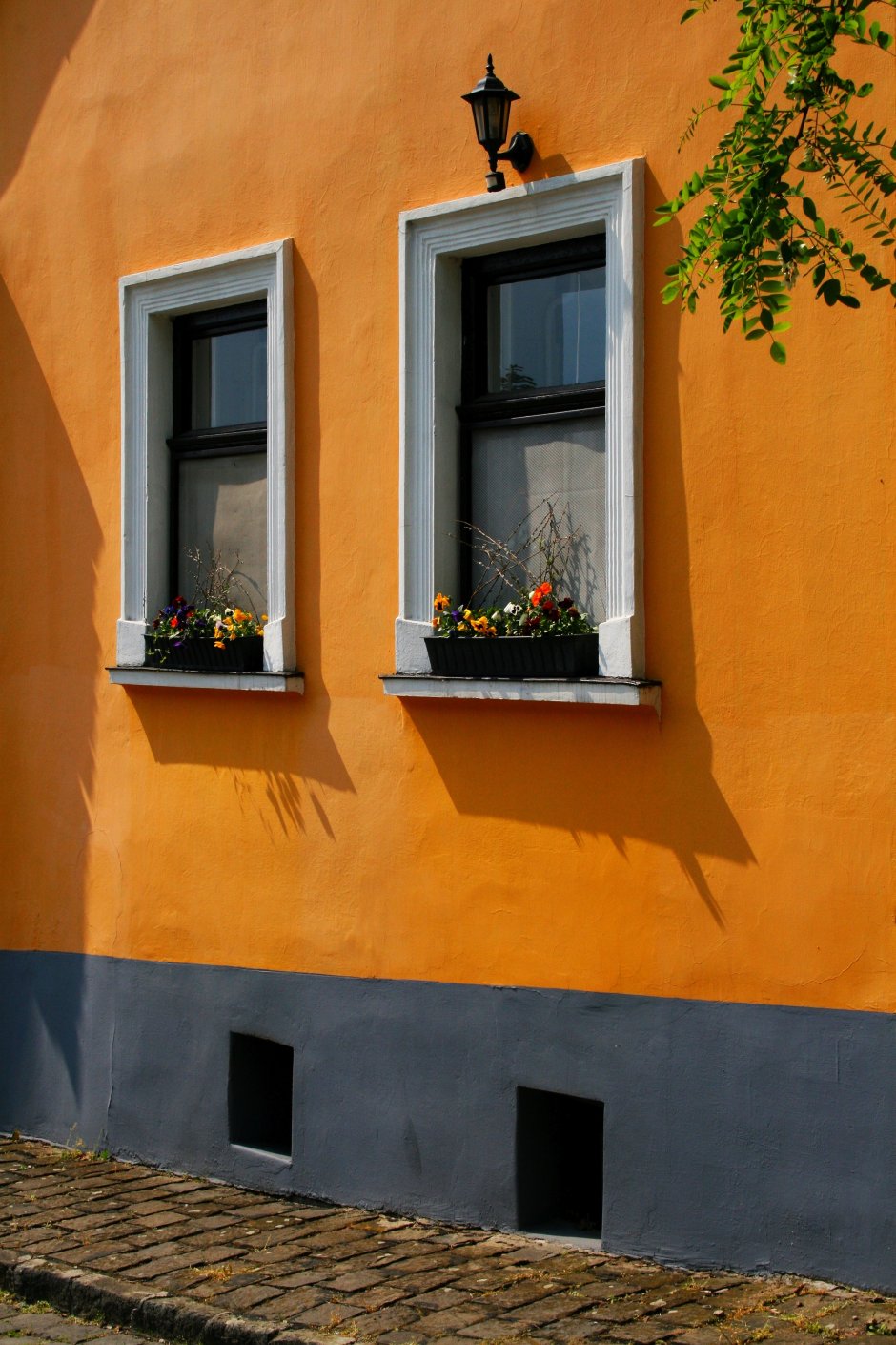 Оранжевый фасад дома