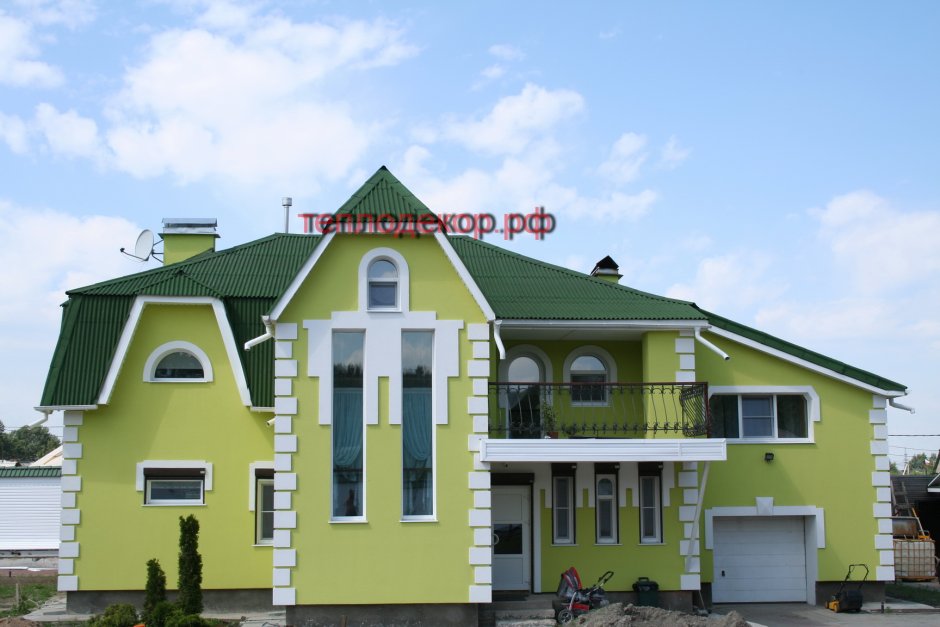 Салатовый фасад дома
