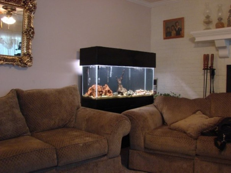 Гостиная с аквариумом и камином