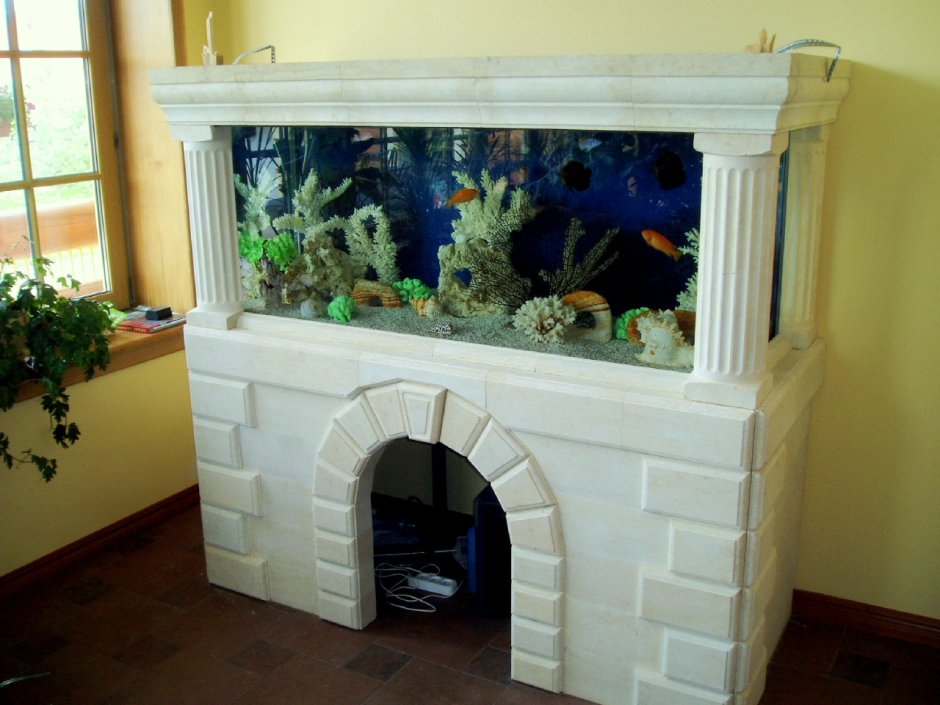 Угловой камин с аквариумом