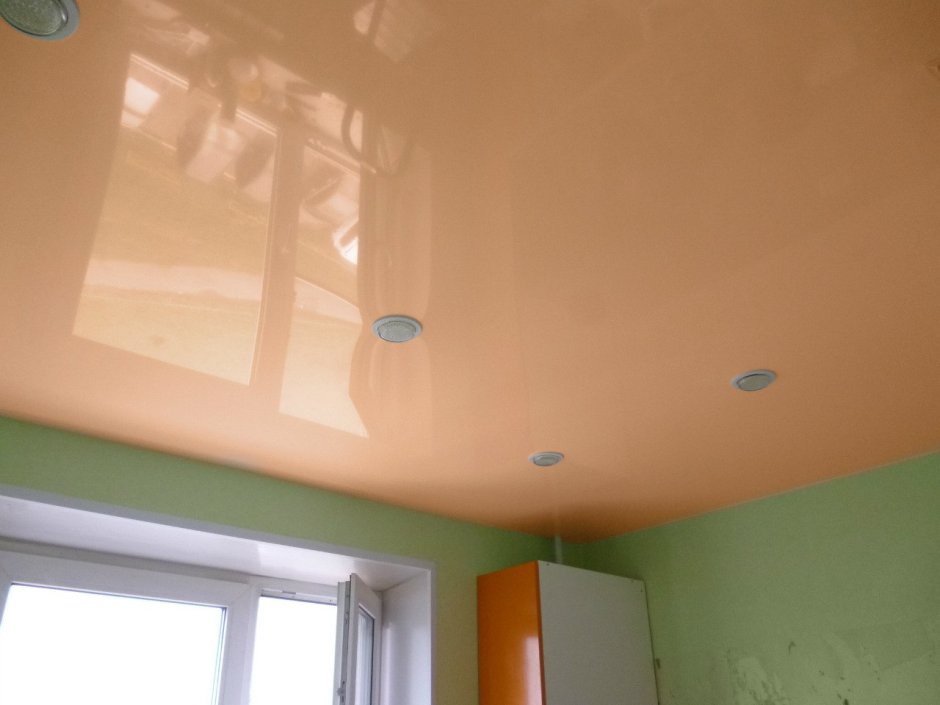 Натяжные потолки персикового цвета
