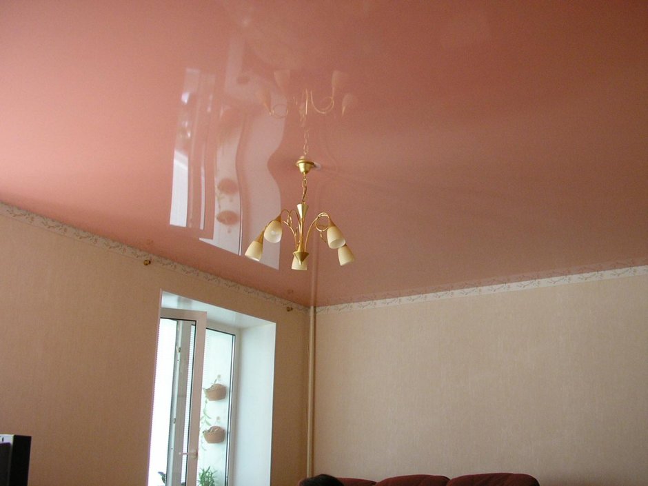 Персиковый натяжной потолок