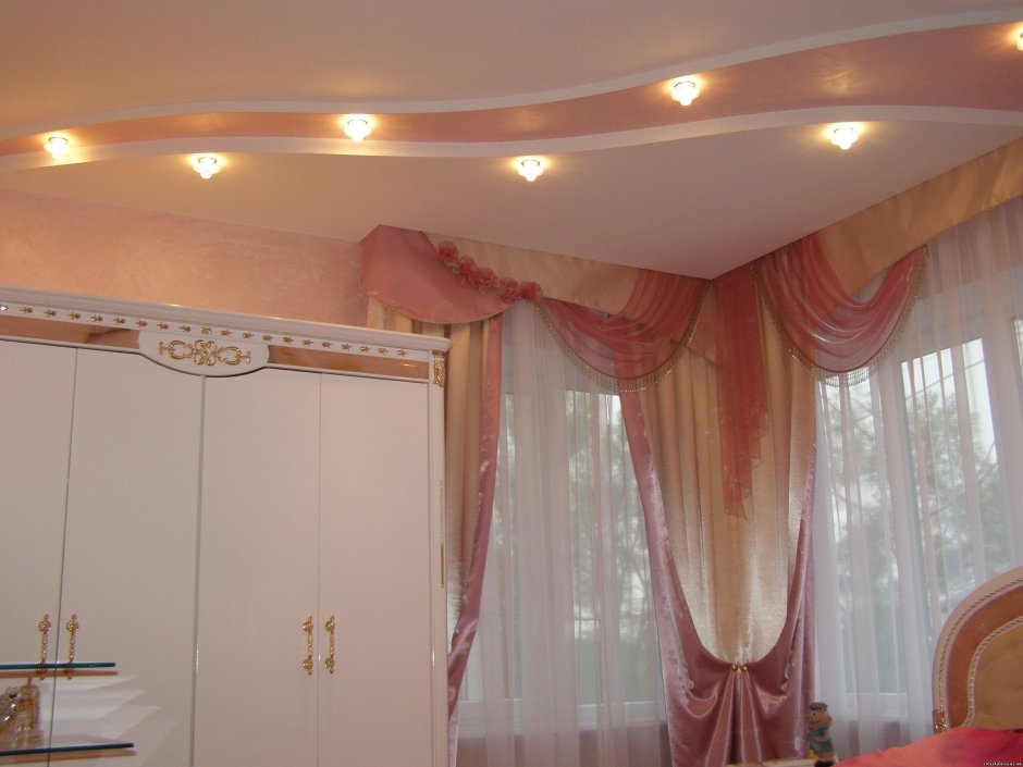 Натяжные потолки в спальню персиковые