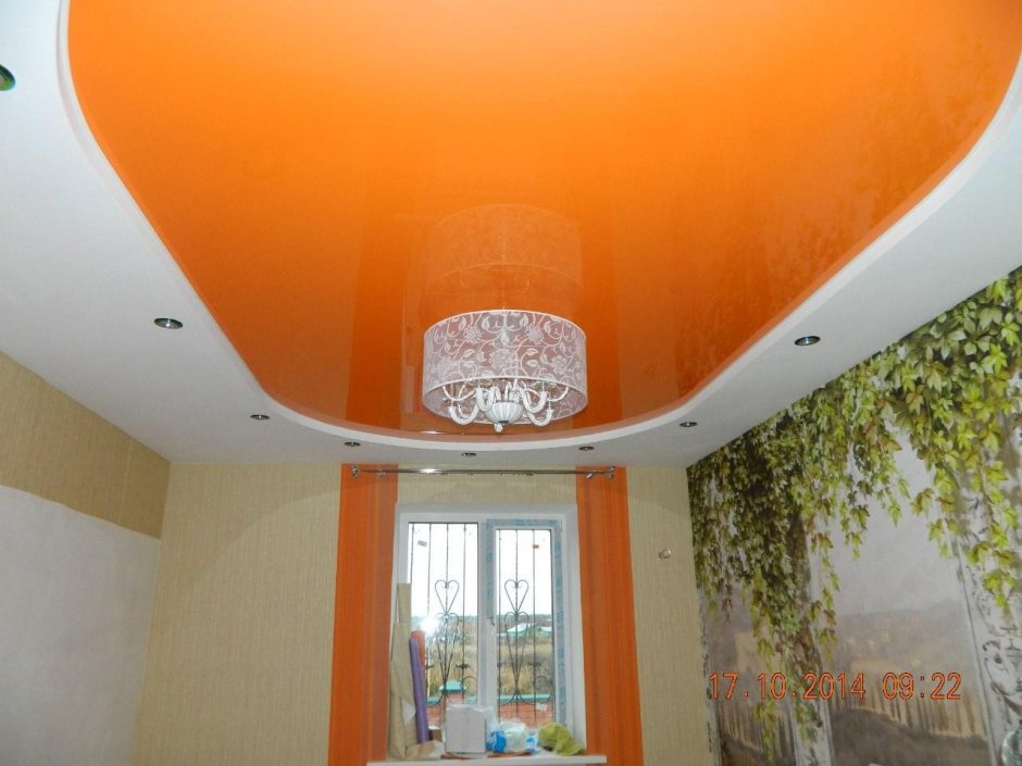 Оранжевый глянцевый потолок