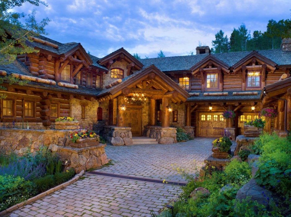 Бревенчатый красивый дом в Колорадо в лесу