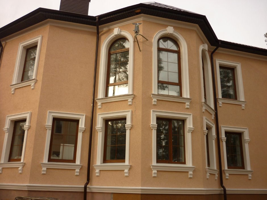Фасады домов с разными окнами (45 фото)