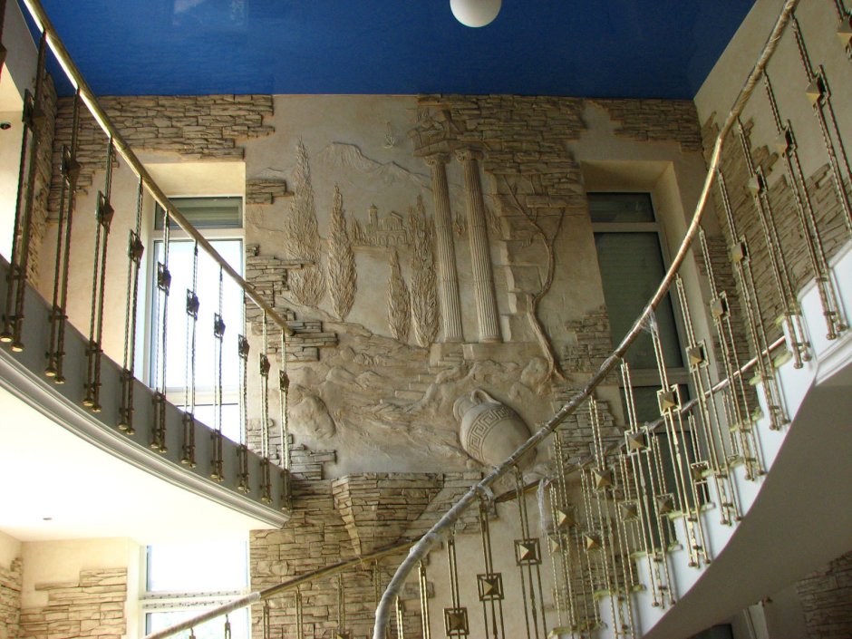 Барельеф на стене над лестницей