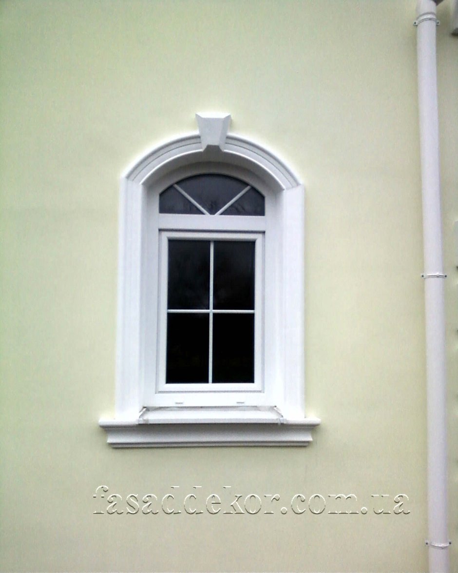 Белое окно с лепниной