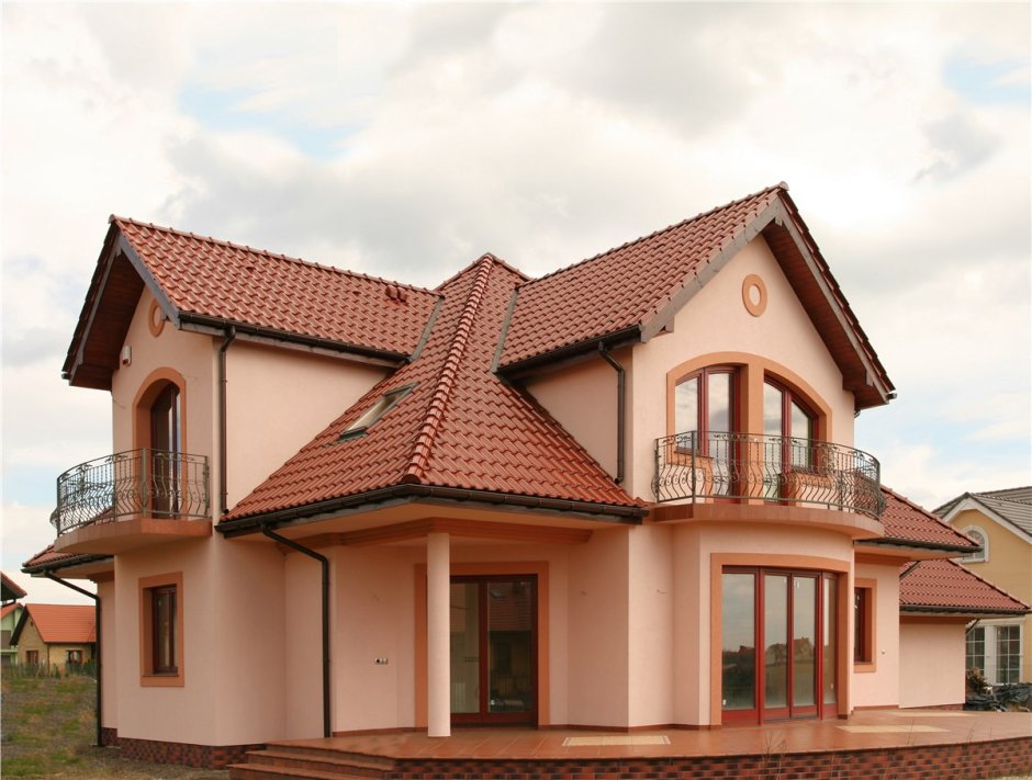 Фасад дома персикового цвета