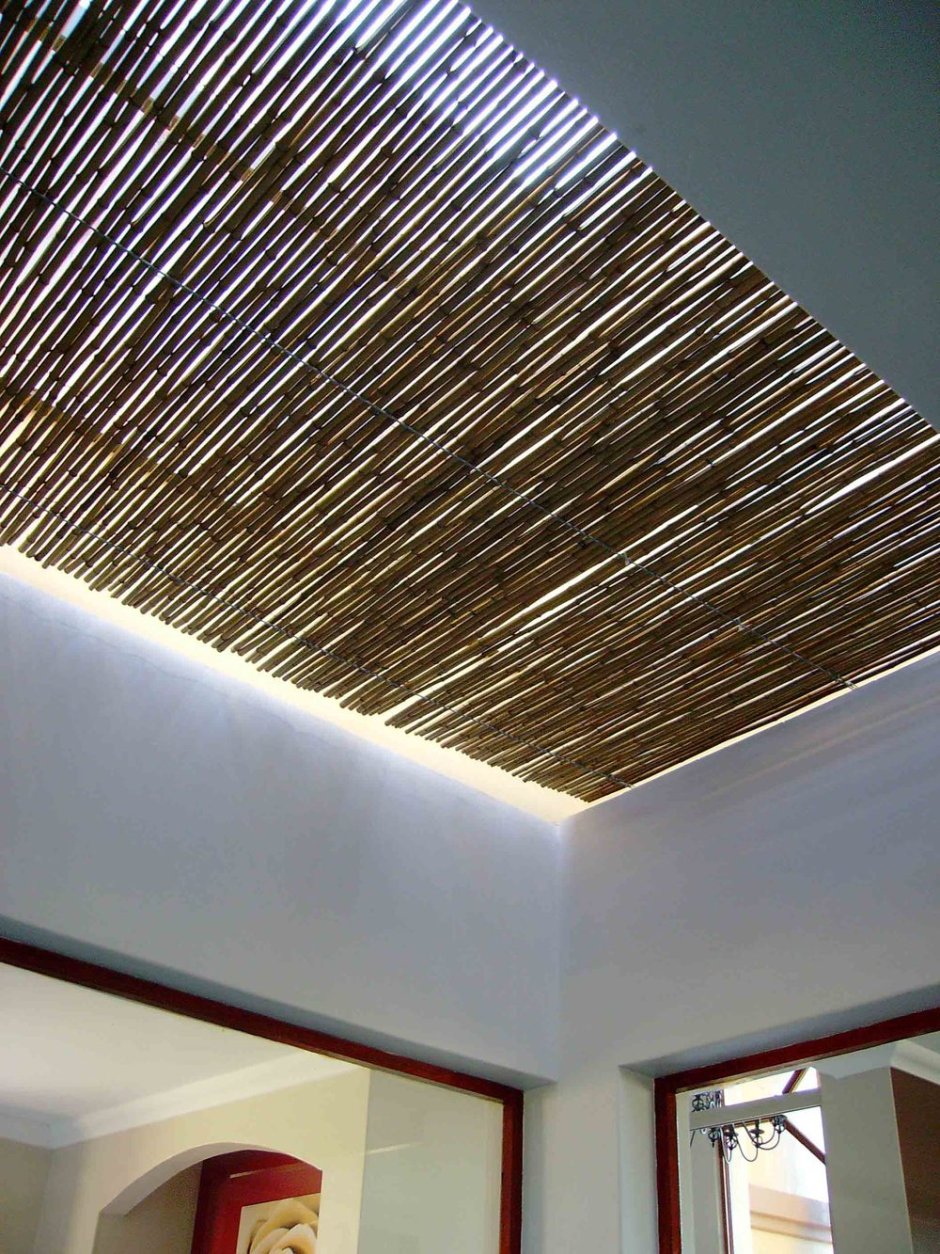 Потолок из бамбука в интерьере фото