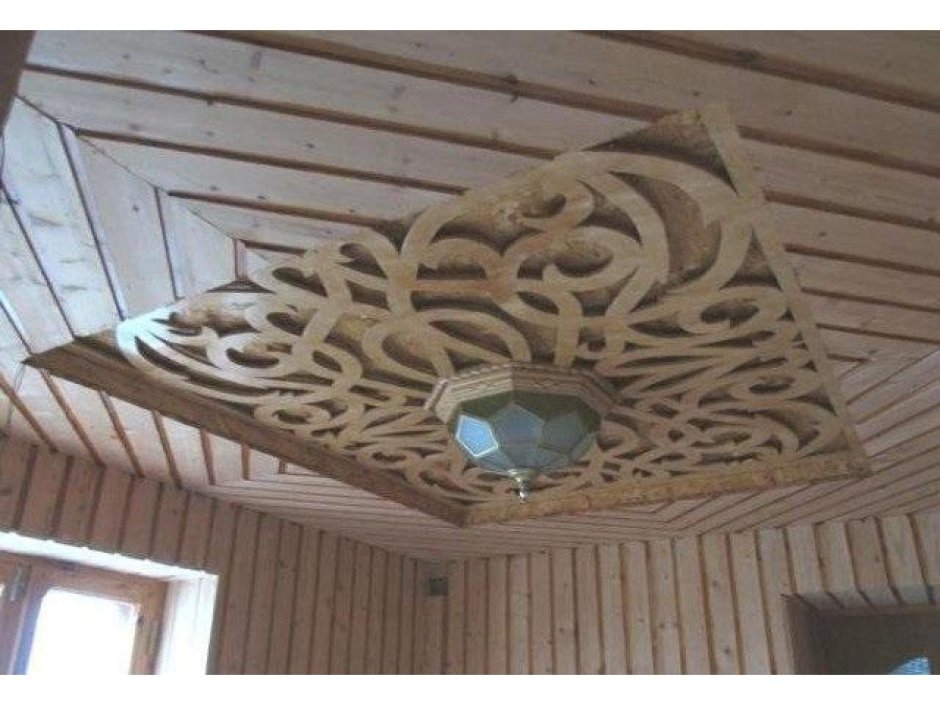 Резной деревянный потолок