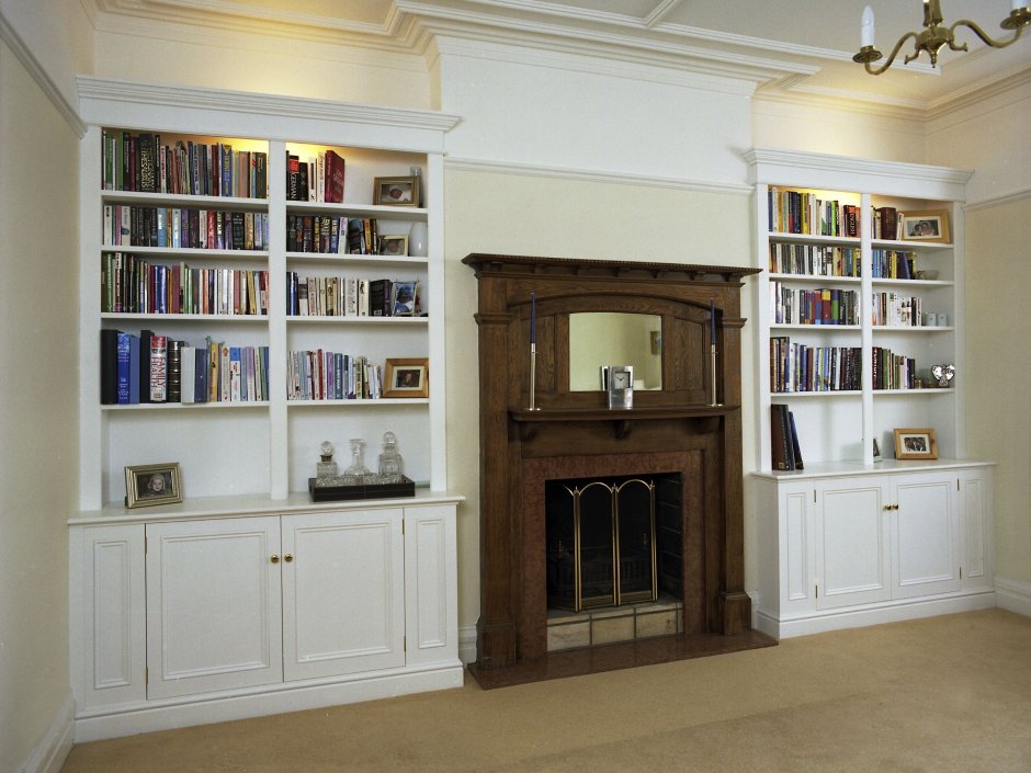 Книжный шкаф с камином в гостиной