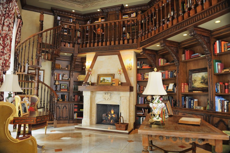 Библиотека в викторианском стиле с камином