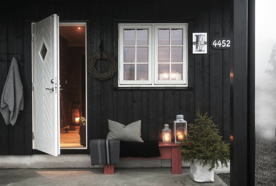 Входная дверь в дом в скандинавском стиле