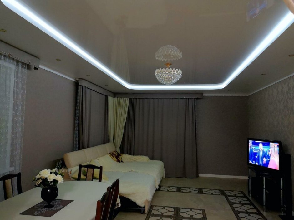 Потолок двухуровневый с подсветкой в гостиную