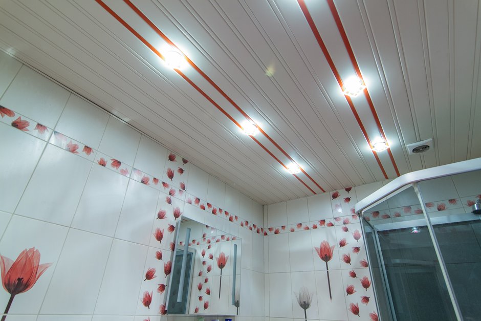 Потолок в ванную комнату красный