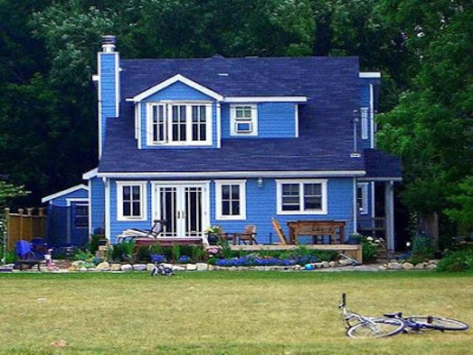 Серый дом с синей крышей
