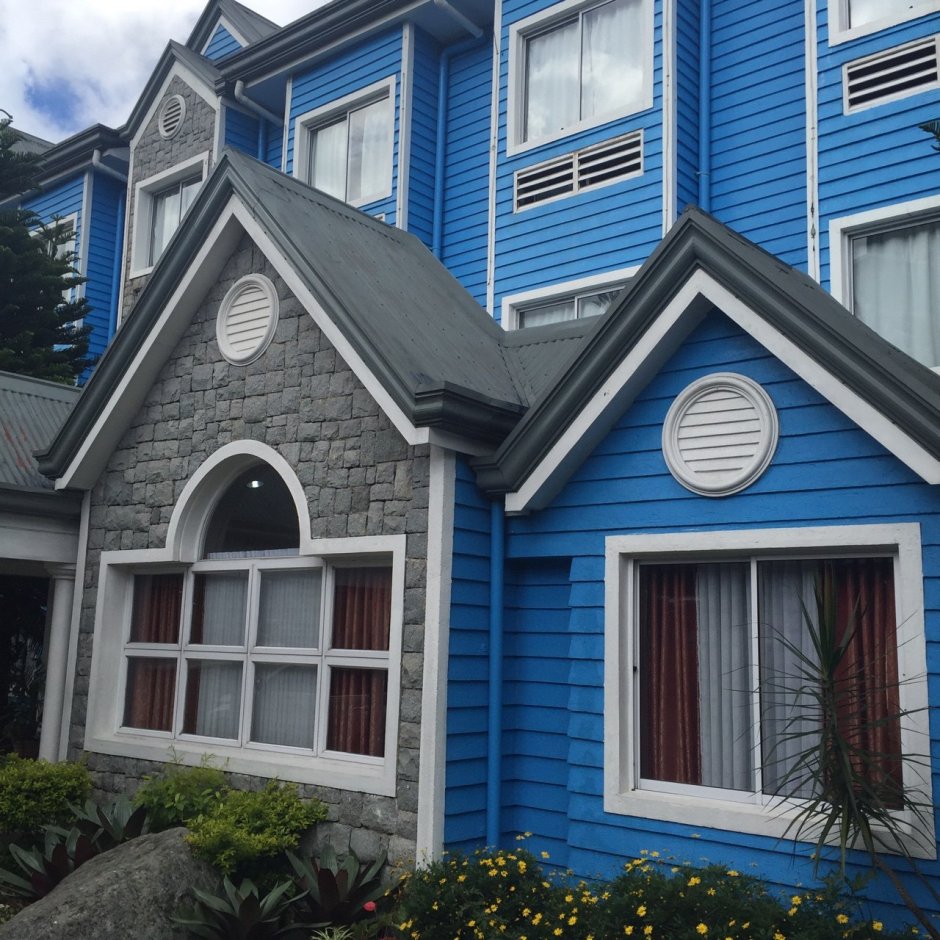 Облицовка дома в голубом цвете