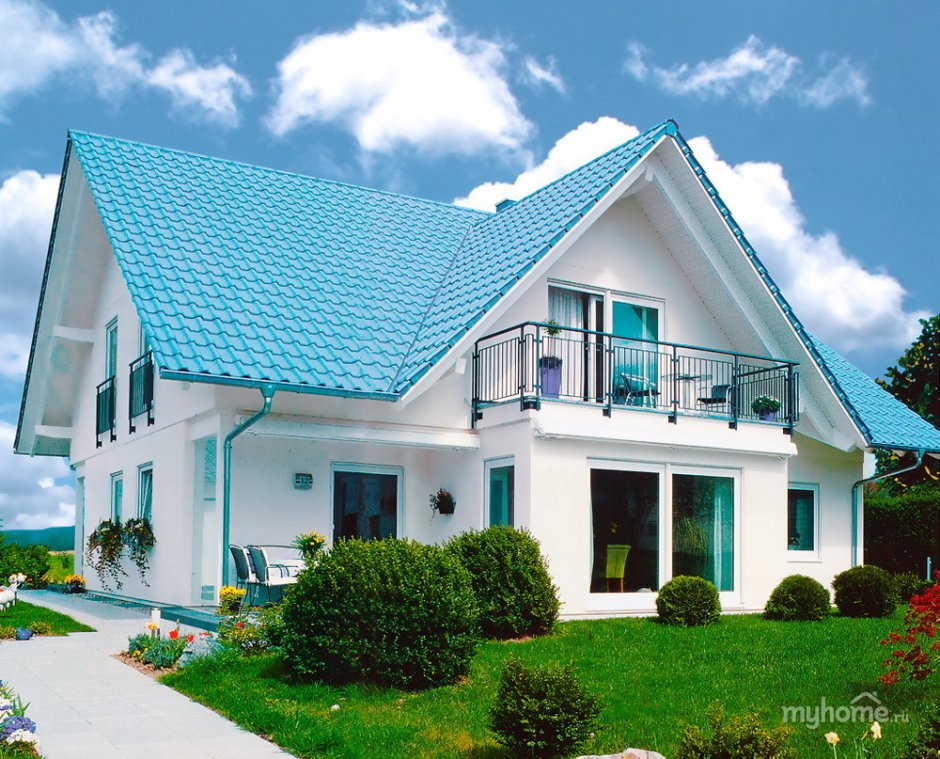 Белый дом с голубой крышей