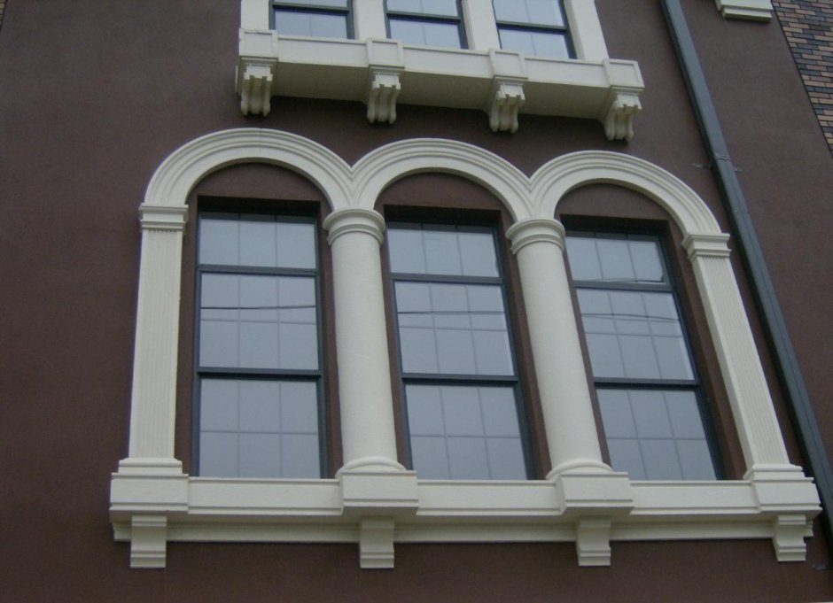 Фасадный декор арочного окна