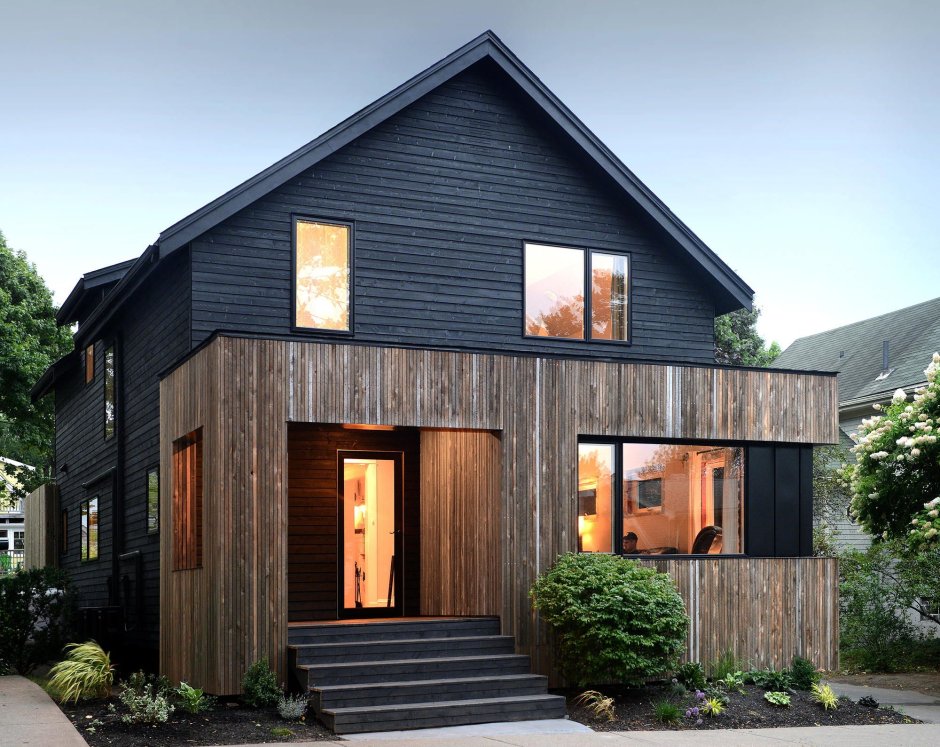 Черный деревянный дом