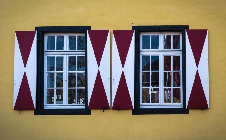 Фасады с цветными окнами