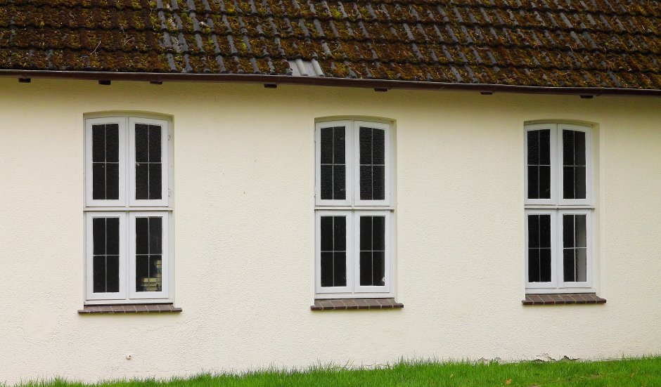 Стена дома с окнами