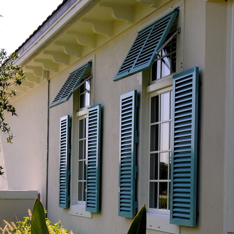 Дом с зелеными окнами и дверьми