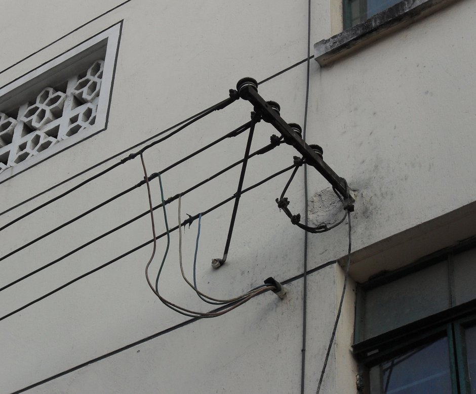 Монтаж провода СИП по фасаду здания