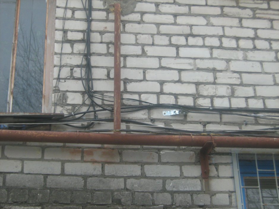 Прокладка кабеля по стене здания