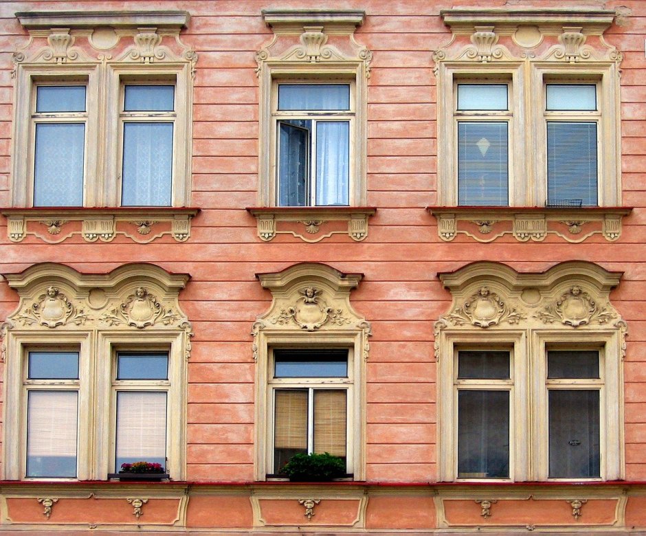 Выступающие окна на фасаде