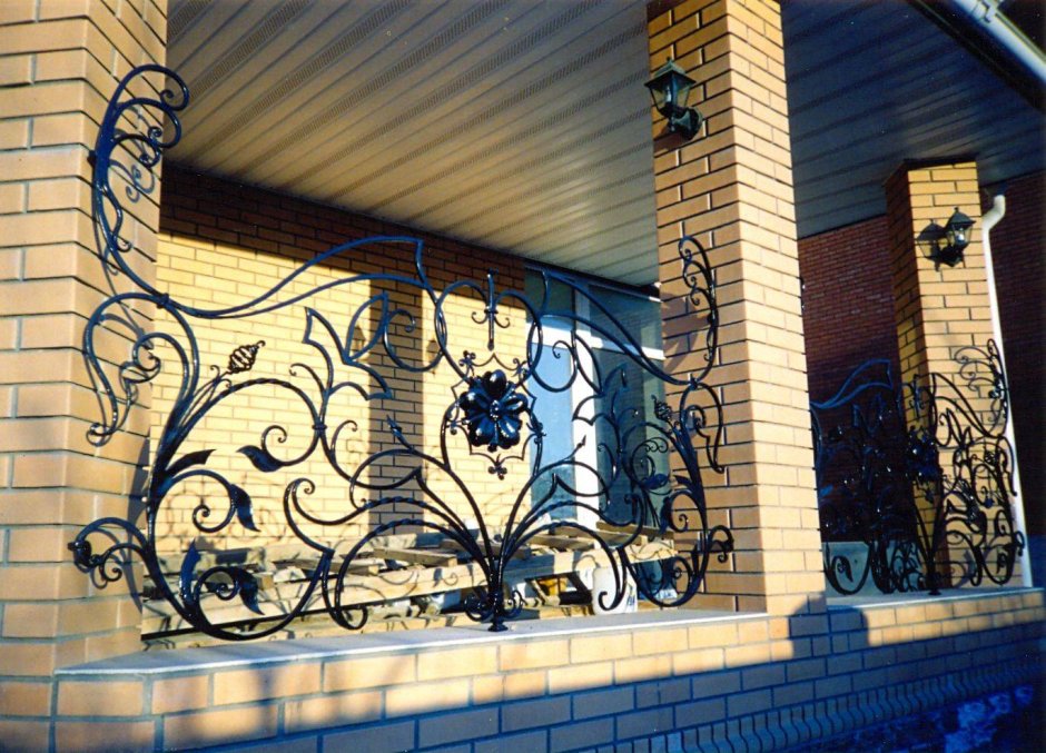Кованые украшения на стену и фасад дома