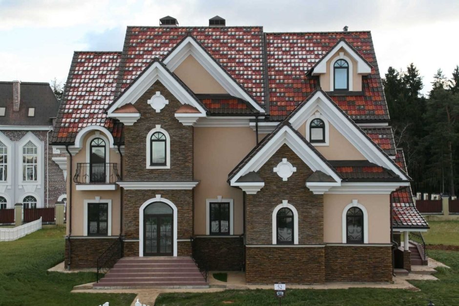 Дом с арочными окнами