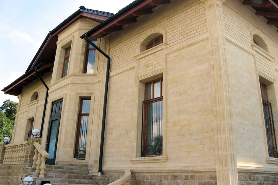 Дом в современном стиле облицованный дагестанским камнем