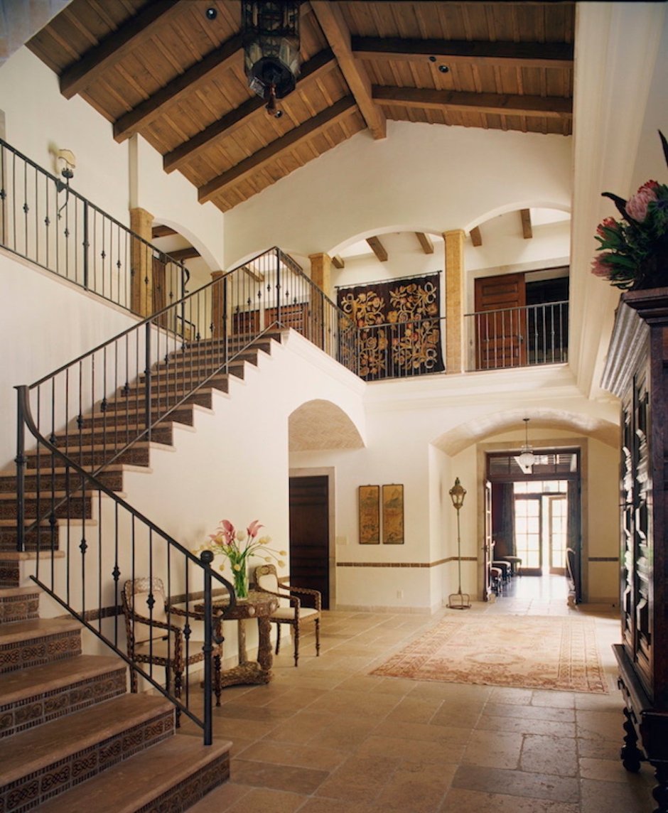 Гостиная с открытой планировкой в испанском стиле