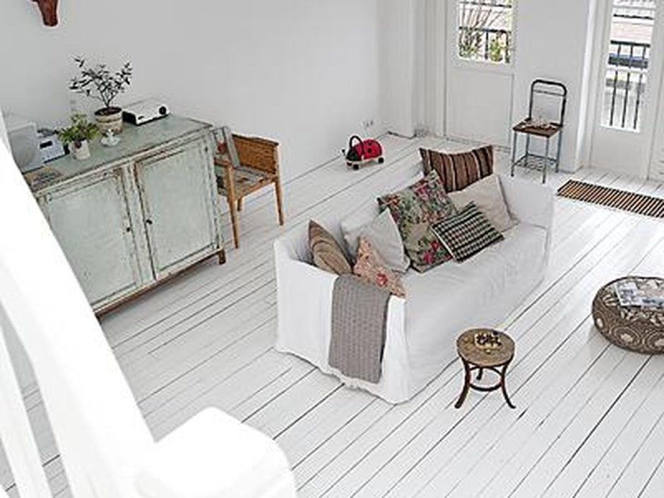 Белый деревянный пол в квартире