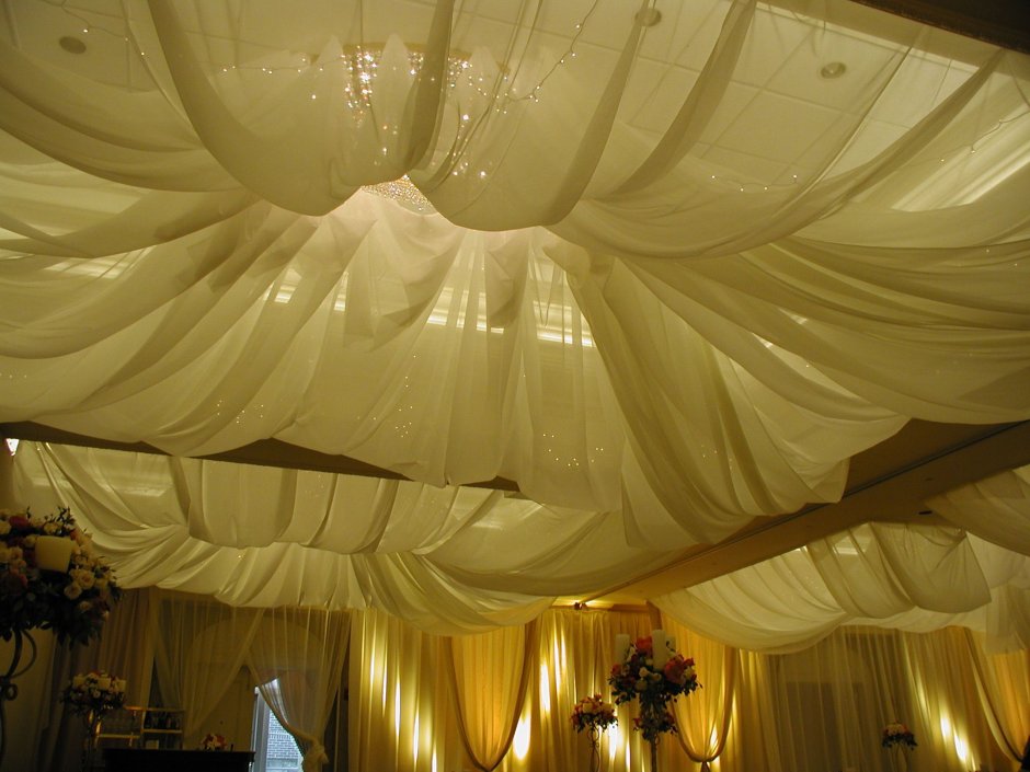 Декорирование потолка тканью